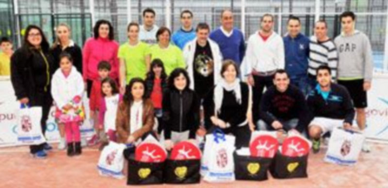 Fotografía de familia con los finalistas de la quinta jornada del Circuito Provincia de Pádel