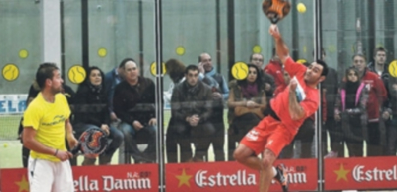 Jugada de la final masculina de la segunda jornada del Circuito Provincial de Pádel