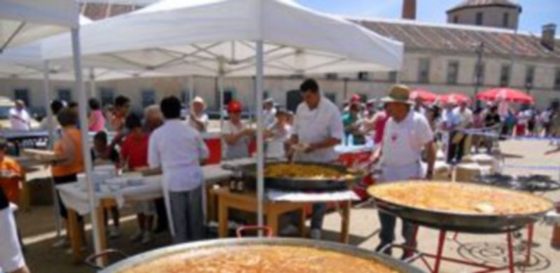Una de las colas durante la distribución de la paella. / Sergio Ruiz