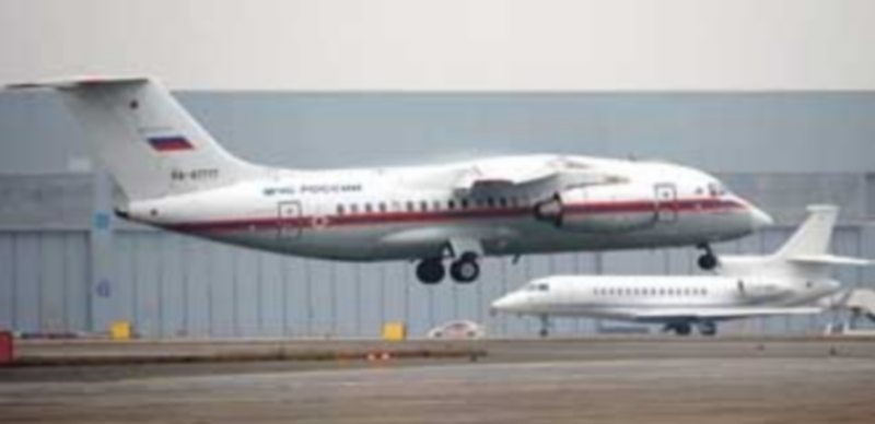 Un avión ruso aterriza en el aeropuerto de San Petersburgo durante la repatriación de los cadáveres del accidente. / EFE