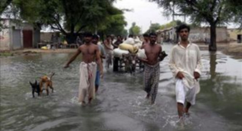 Víctimas de las inundaciones evacúan la localidad de Shah Jamal cerca de Muzaffargarh en la provincia de Punjab
