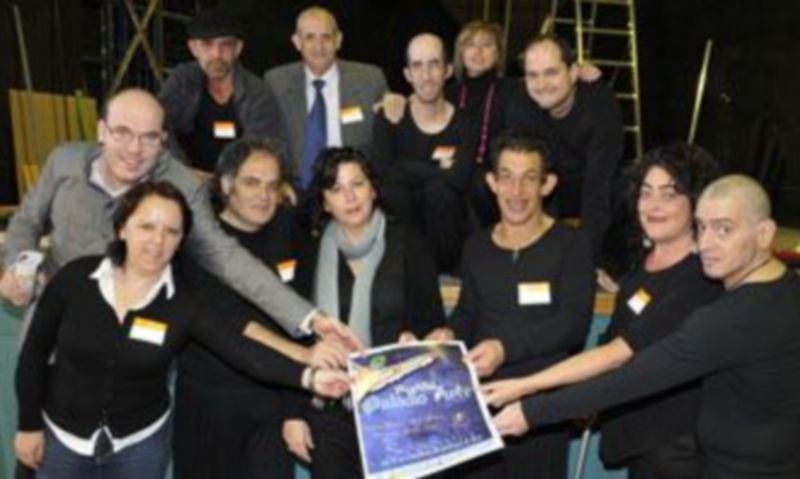 Integrantes del grupo Paladio Arte con el cartel del festival./JUAN MARTÍN