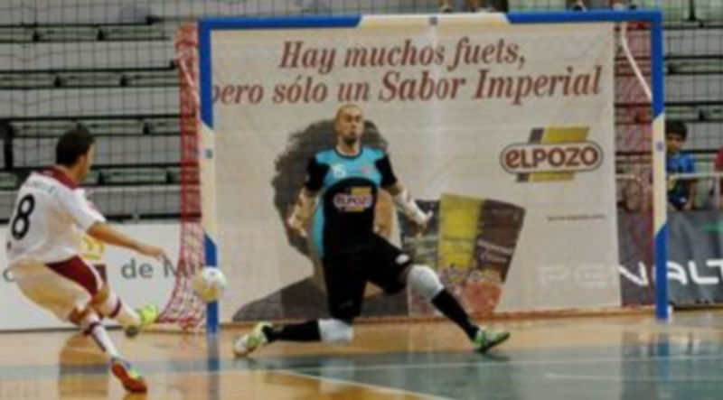 Con este lanzamiento de falta sin barrera consiguió Álex Palomeque el 0-1 para el Caja Segovia en el partido del viernes ante ElPozo Murcia. / Lnfs