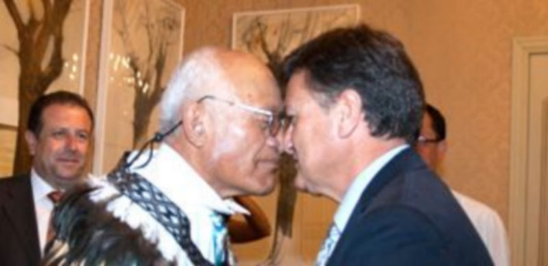 La Diputación recibe la visita de representantes de Nueva Zelanda 1 Un momento del saludo maorí con el presidente de la Diputación. / LARA