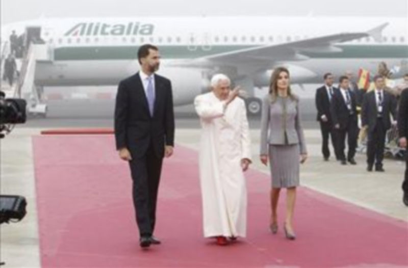 El papa Benedicto XVI junto a los Príncipes de Asturias a su llegada al aeropuerto de Lavacolla en Santiago de Compostela. / EFE