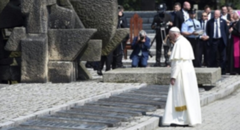 El Papa se detiene ante el Monumento Internacional a las Víctimas del Fascismo durante su visita a Auschwitz. / efe