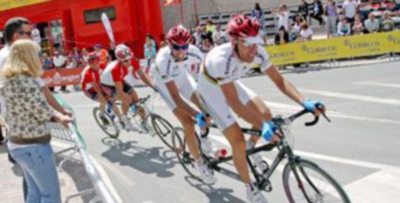 El trazado de la prueba de Cuéllar dejó imágenes como ésta de gran esfuerzo en las subidas./ Gabriel Gómez