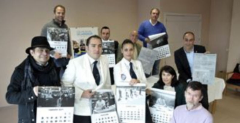El año del 11 de abril 1 Los hosteleros muestran las imágenes del calendario solidario./JUAN MARTÍN