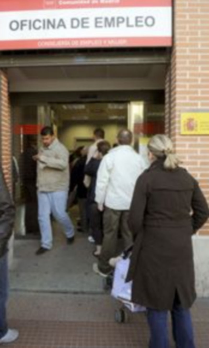 Aspecto que presentaba esta mañana una oficina de empleo de Alcalá de Henares./ EFE