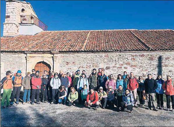 Participantes en la marcha de ayer, ante la iglesia del pueblo de Becerril. / EL ADELANTADO