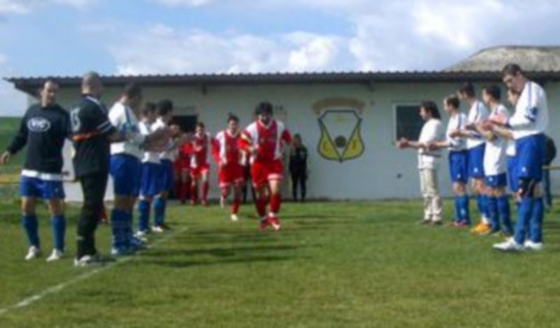 Los jugadores del Vallelado hicieron pasillo al campeón. /JUAN BORREGUERO