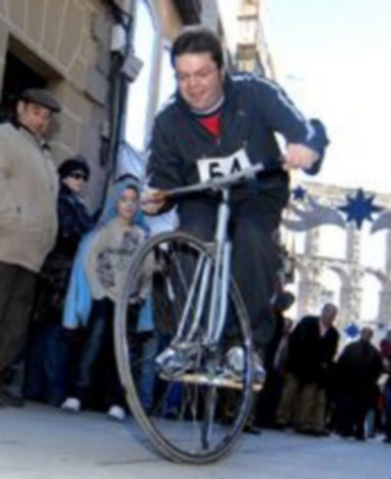 Subida por la calle Cervantes de uno de los ciclistas que participaron en la anterior edición de la Carrera del Pavo. /Juan Martín