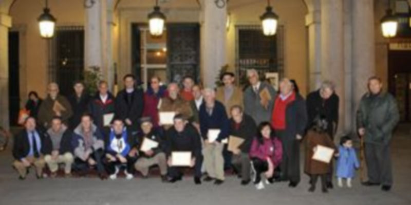 Foto de familia con los homenajeados por la Asociación Cultural Plaza Mayor. /Juan Martín