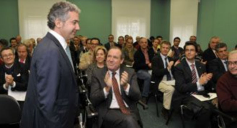 Palomo dirigiéndose a los asistentes. / JUAN MARTÍN