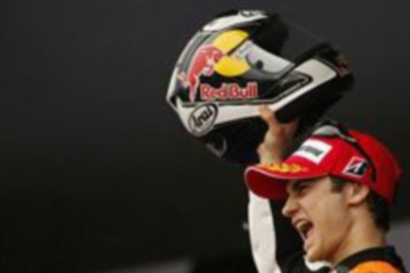 Dani Pedrosa celebrando la victoria en el circuito de Estoril./REUTERS.