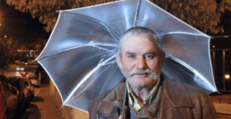 2012, lluvioso y poco caluroso 1 Sanz avisa que en 2012 habrá que sacar muchas veces el paraguas./ Juan Martín