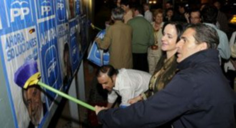 Silvia Clemente y Juan José Sanz Vitorio pegaron carteles en el inicio de la campaña./JUAN MARTÍN