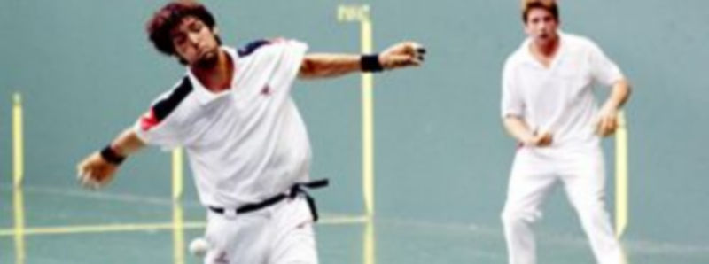 Un momento del encuentro semifinal de mano individual disputado en el frontón de Vallelado en la jornada del viernes./Gabriel Gómez