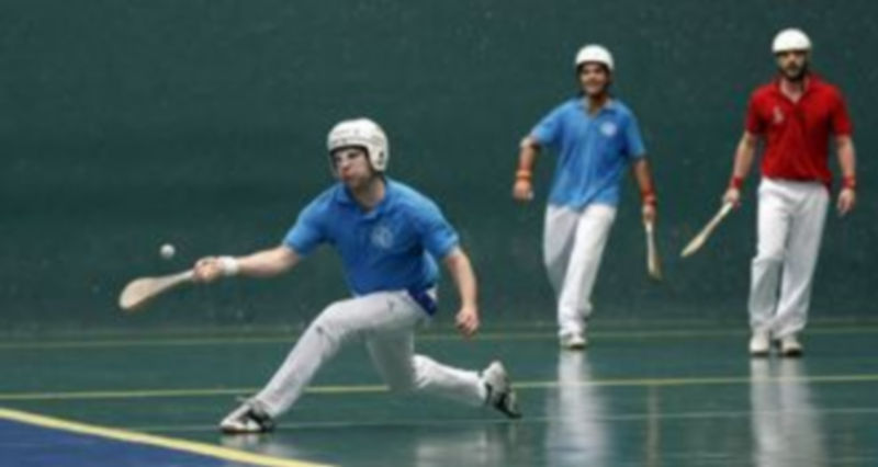 Algunos jugadores de pelota disputan un partido en las instalaciones deportivas de la localidad de Vallelado. / Gabriel Gómez