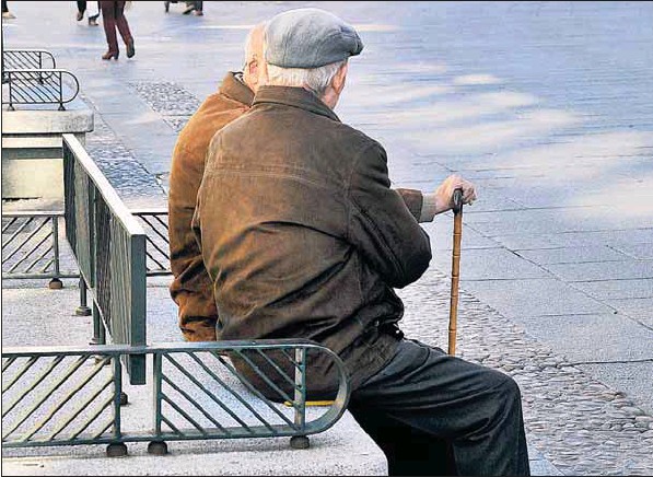 La pensión media se queda en 859 euros en noviembre 1 Los jubilados perciben la pensión más alta de todo el sistema, con una media de 988 euros en la provincia/ KAMARERO