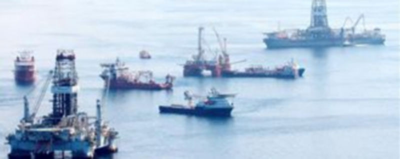 trabajos de mantenimiento junto a la plataforma "Development Horizon" en el Golfo de México