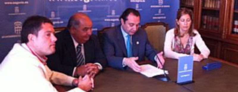 Un momento de la firma del convenio