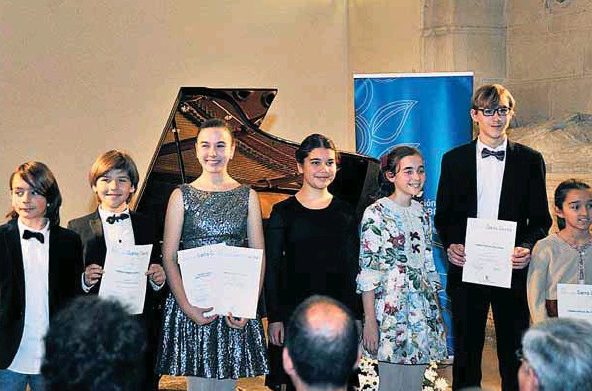 Foto de familia de los pianistas ganadores del XXI Premio Infantil de Piano ‘Santa Cecilia’, antes del concierto. / KAMARERO