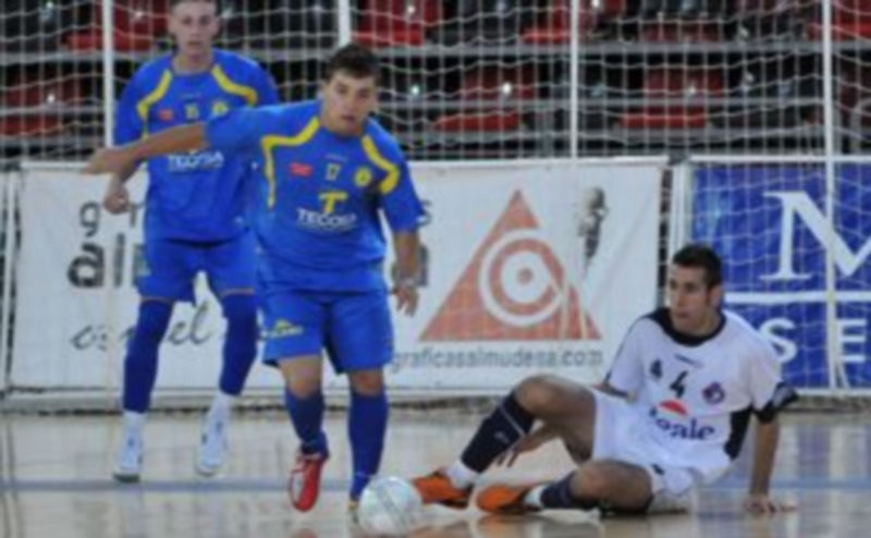 Chino controla el balón con el jugador del Cartagena Fabián