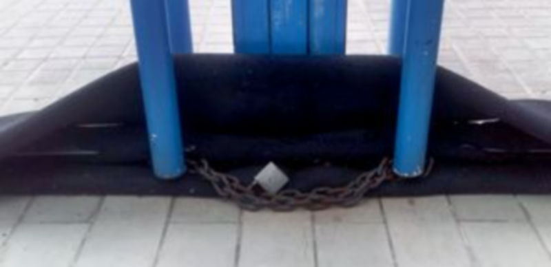 Imagen en la que se aprecia una cadena con candado cerrando las puertas de emergencia de la piscina cubierta. / El Adelantado