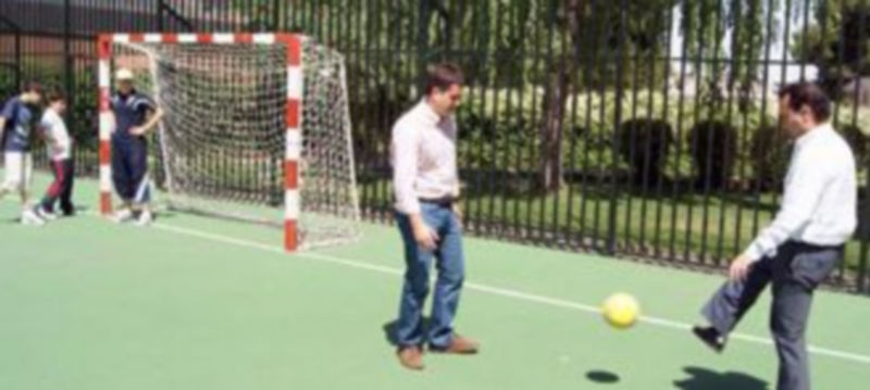 El alcalde y el concejal de Deportes en las pistas de San José./ El Adelantado.