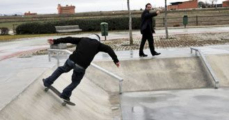 El alcalde observa las evoluciones de uno de los primeros patinadores./JUAN MARTÍN