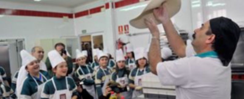 Harina, agua, levadura y aceite, los secretos de una pizza 1 Lorenzo Herrero encandiló a los más pequeños con sus acrobacias con la masa.