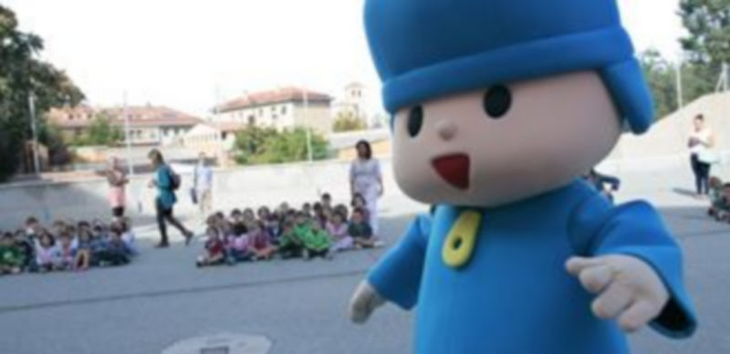Pocoyo visita a los niños del colegio Padre Claret./ LARA MAZAGATOS