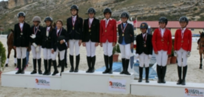 Pódium con los medallistas en la disciplina de Concurso Completo de Equitación del Campeonato de Castilla y León. / E.A.