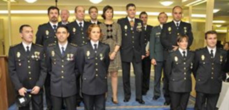 Fotografía de familia de los agentes condecorados y de sus representantes. / JUAN MARTÍN