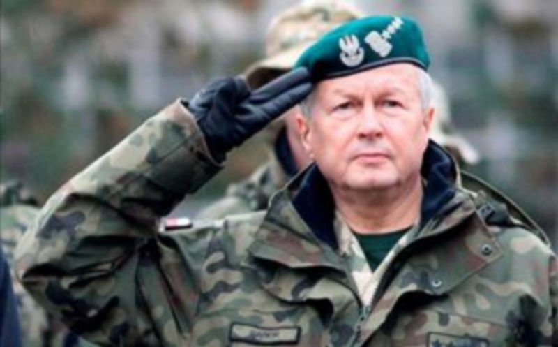 Fotografía tomada el 29 de octubre de 2009 que muestra al General en jefe de las fuerzas armadas polacas