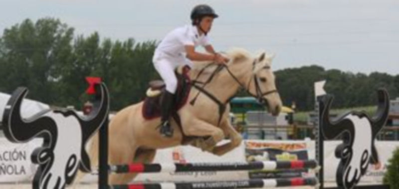 Un jinete realiza un salto sobre un obstáculo con su poni en el Centro Ecuestre de Castilla y León. / El Adelantado