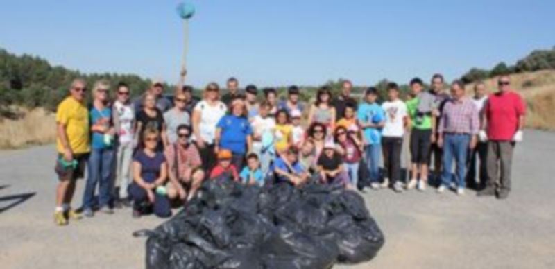 Vecinos de Revenga reunidos para limpiar el entorno de Puente Alta