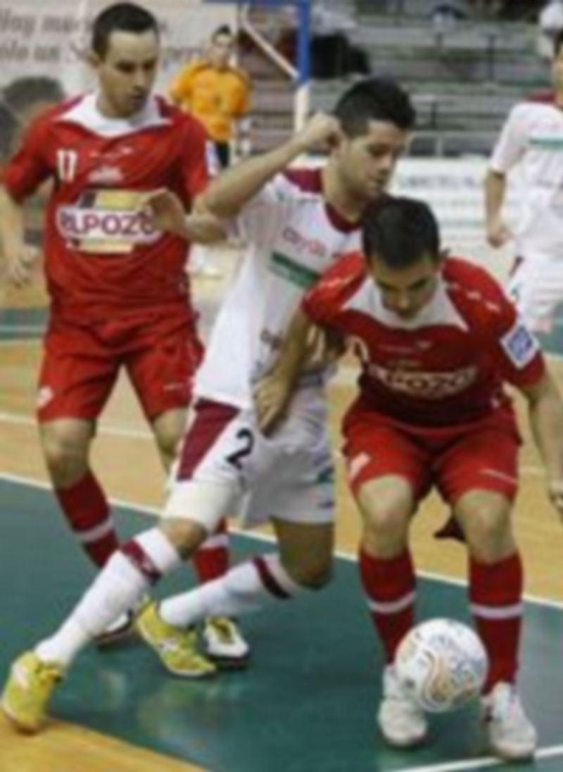 El portero cajista Jesús Herrero detiene un balón ante el intento de remate del murciano Adri. / La Opinión de Murcia