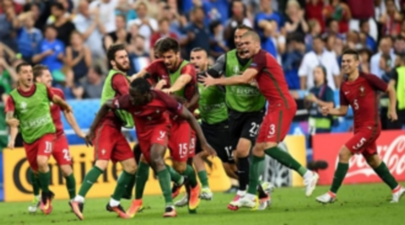 Los jugadores portugueses corren a celebrar con Éder el gol de la victoria ante Francia
