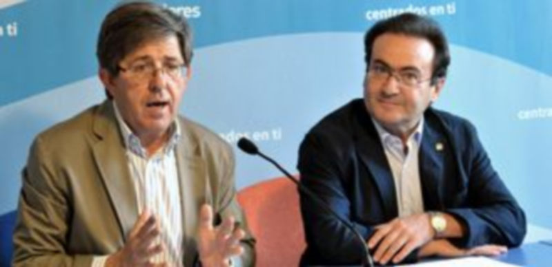 El PP reclama al Ayuntamiento información sobre la financiación del CAT 1 Jesús Postigo y Juan Antonio Folgado durante la rueda de prensa hoy./ JUAN MARTÍN