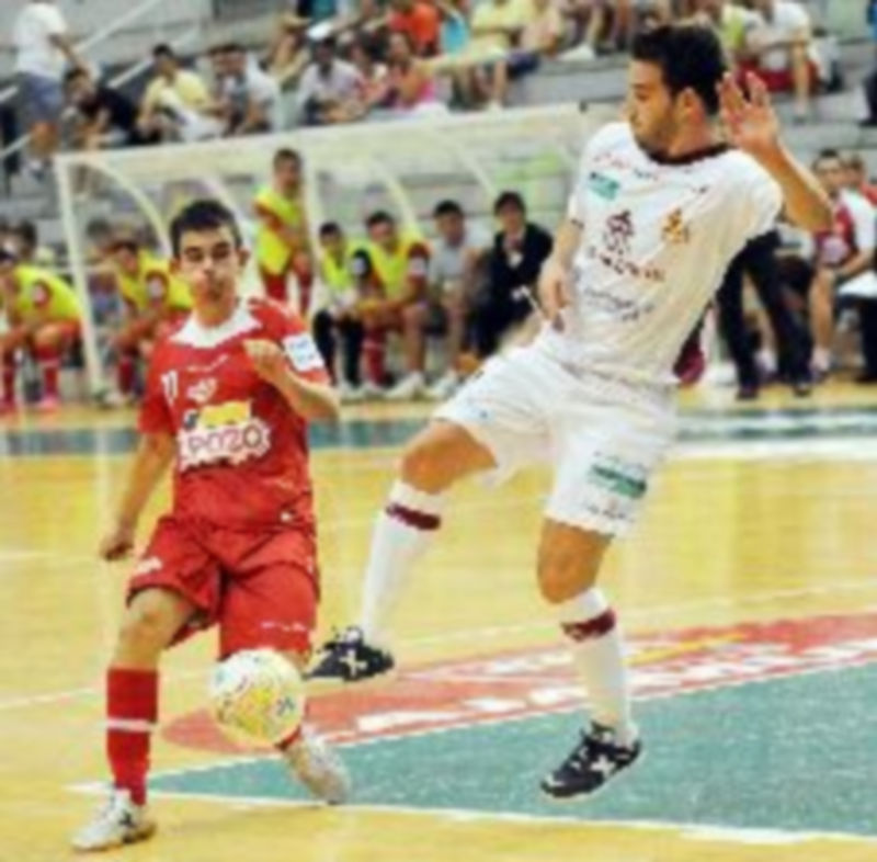 José Carlos se anticipa a Alex en una acción del partido de la primera vuelta jugado en Murcia. / Lnfs