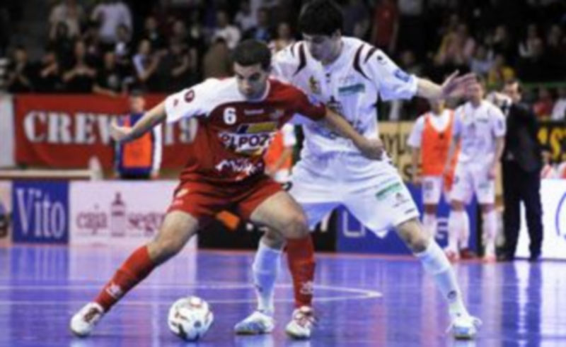 Matías defiende a Barroso durante uno de los encuentros disputados por Caja Segovia y ElPozo. / Juan Martín