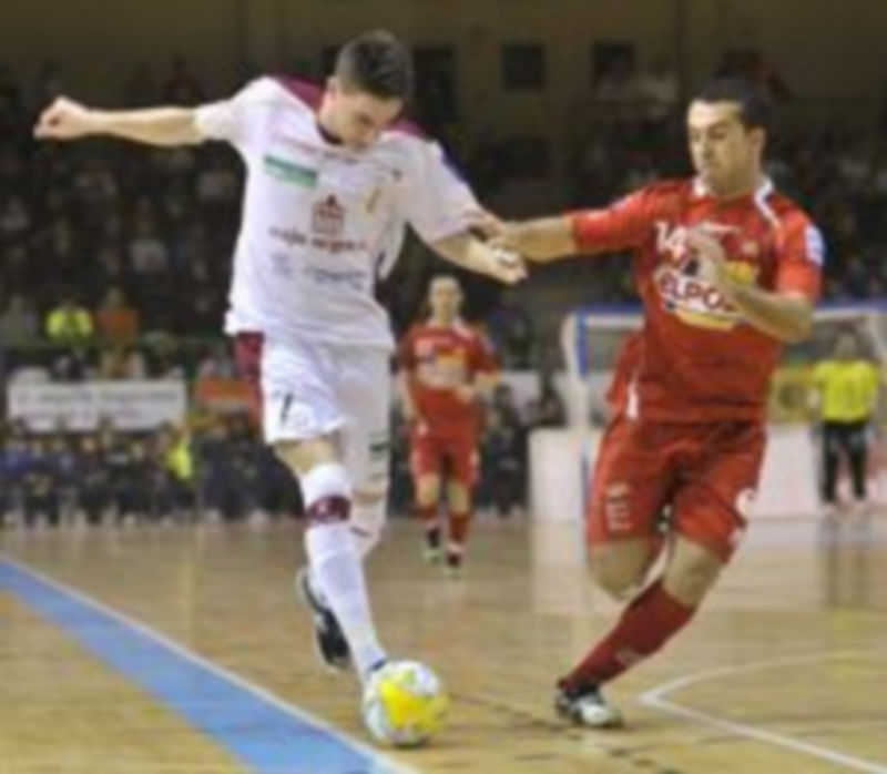 Adri persigue a Antoñito durante uno de los partidos jugados por el Caja Segovia y ElPozo. / Juan Martín