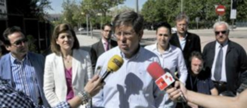Jesús Postigo ha realizado estas declaraciones hoy junto a la parcela reservada para el instituto de San Lorenzo./ ALBERTO BENAVENTE