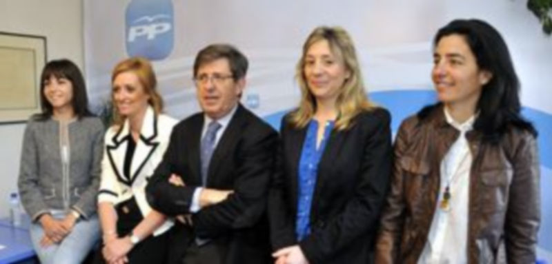 Jesús Postigo posa junto a las cuatro integrantes de la lista municipal. / JUAN MARTÍN