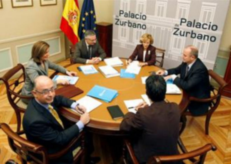 Los integrantes de la comisión interministerial encargada de negociar y buscar un pacto anticrisis con los partidos./ EFE