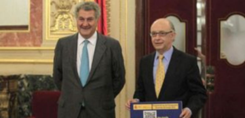 El Gobierno invertirá en Castilla y León un 11,82% menos que en 2013 1 Crsitóbal Montoro entrega el proyecto de Ley de los Presupuestos Generales a Jesús Posada./ EUROPA PRESS