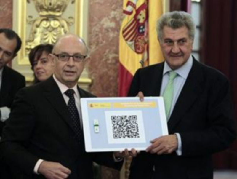 Cristobal Montoro (izq) entrega el proyecto de ley de los Presupuestos Generales del Estado para 2012 a Jesús Posada (dcha.)/ EUROPA PRESS