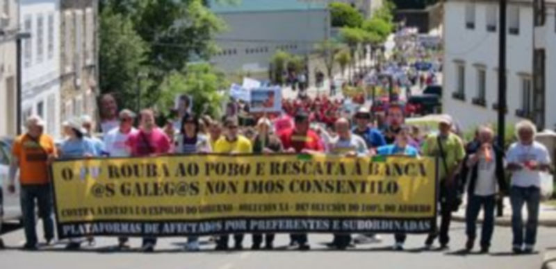 Un momento de la protesta de los afectados por las preferentes en Santiago./Europa Press